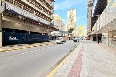 Sala Comercial &agrave; venda - 68m&sup2; - Meia Praia