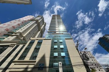 Apartamento &agrave; venda - 137m&sup2; - Meia Praia