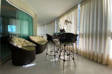 Apartamento &agrave; venda - 143m&sup2; - Meia Praia