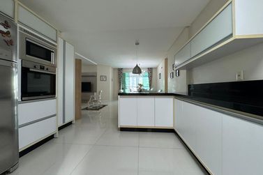 Apartamento &agrave; venda - 180m&sup2; - Meia Praia