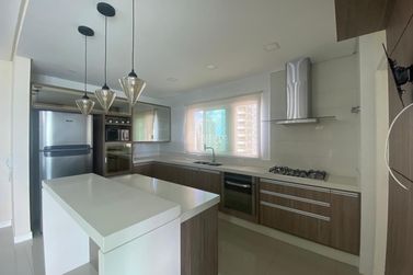 Apartamento &agrave; venda - 190m&sup2; - Meia Praia
