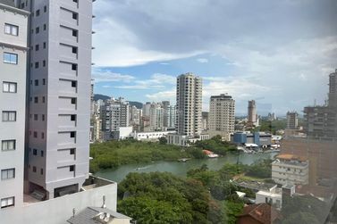 Apartamento &agrave; venda - 132m&sup2; - Meia Praia