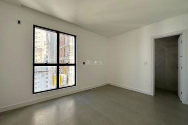 Apartamento &agrave; venda - 130m&sup2; - Meia Praia