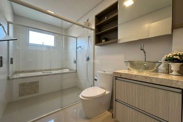 Apartamento &agrave; venda - 134m&sup2; - Meia Praia