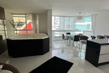 Apartamento &agrave; venda - 226m&sup2; - Meia Praia
