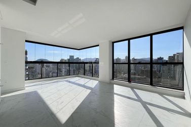 Apartamento &agrave; venda - 153m&sup2; - Meia Praia