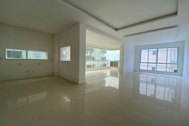 Apartamento &agrave; venda - 240m&sup2; - Meia Praia