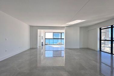 Apartamento &agrave; venda - 198m&sup2; - Meia Praia