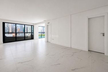 Apartamento &agrave; venda - 182m&sup2; - Meia Praia