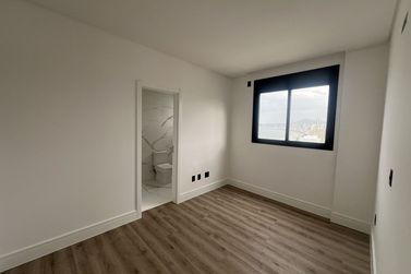 Apartamento &agrave; venda - 130m&sup2; - Meia Praia