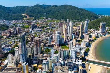 Apartamento &agrave; venda - 120m&sup2; - Meia Praia
