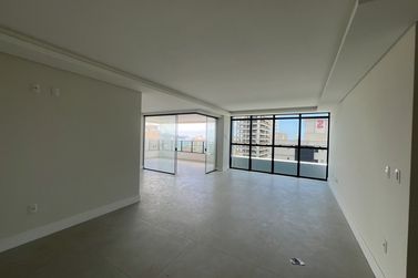 Apartamento &agrave; venda - 184m&sup2; - Meia Praia