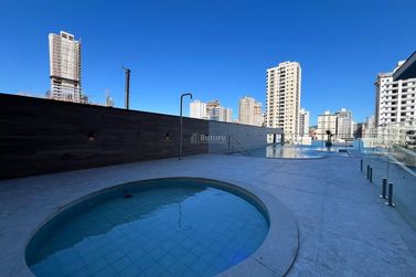 Apartamento &agrave; venda - 123m&sup2; - Meia Praia