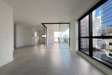 Apartamento &agrave; venda - 132m&sup2; - Meia Praia
