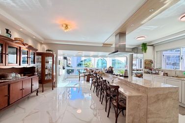 Apartamento &agrave; venda - 176m&sup2; - Meia Praia