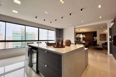Apartamento &agrave; venda - 197m&sup2; - Meia Praia