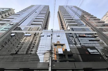 Apartamento &agrave; venda - 132m&sup2; - Meia Praia