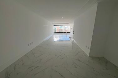 Apartamento &agrave; venda - 185m&sup2; - Meia Praia