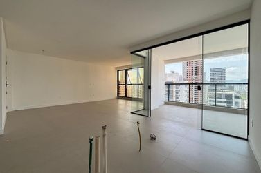 Apartamento &agrave; venda - 130m&sup2; - Meia Praia
