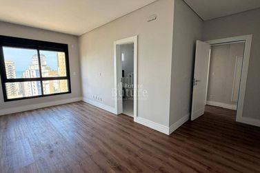 Apartamento &agrave; venda - 140m&sup2; - Meia Praia