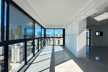 Apartamento &agrave; venda - 198m&sup2; - Meia Praia