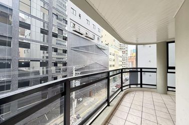 Apartamento &agrave; venda - 120m&sup2; - Meia Praia