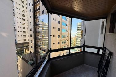 Apartamento &agrave; venda - 137m&sup2; - Meia Praia