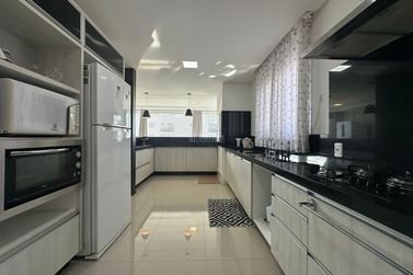 Apartamento &agrave; venda - 134m&sup2; - Meia Praia