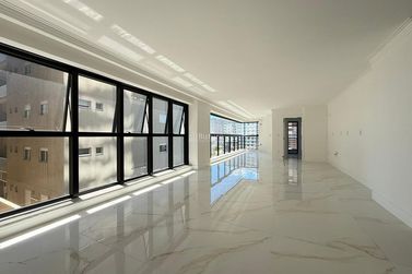 Apartamento &agrave; venda - 163m&sup2; - Meia Praia