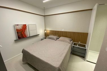 Apartamento &agrave; venda - 141m&sup2; - Meia Praia