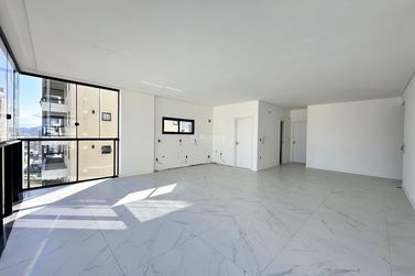 Apartamento &agrave; venda - 138m&sup2; - Meia Praia