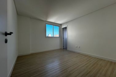 Apartamento &agrave; venda - 133m&sup2; - Meia Praia