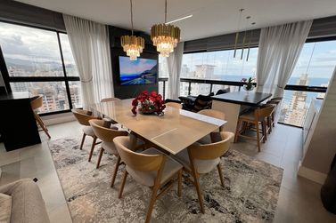 Apartamento &agrave; venda - 137m&sup2; - Meia Praia
