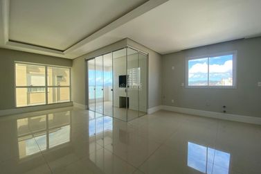 Apartamento &agrave; venda - 129m&sup2; - Meia Praia