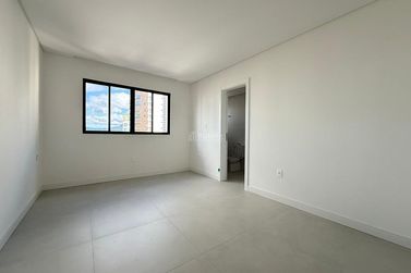 Apartamento &agrave; venda - 140m&sup2; - Meia Praia