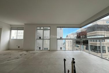 Apartamento &agrave; venda - 132m&sup2; - Meia Praia