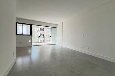 Apartamento &agrave; venda - 123m&sup2; - Meia Praia