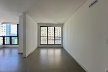 Apartamento &agrave; venda - 130m&sup2; - Meia Praia