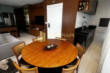 Apartamento &agrave; venda - 101m&sup2; - Meia Praia