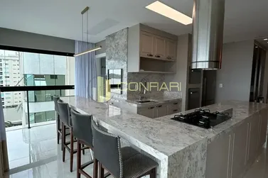 Apartamento &agrave; venda - 180m&sup2; - Meia Praia