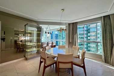 Apartamento &agrave; venda - 137m&sup2; - Meia Praia