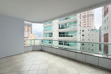 Apartamento &agrave; venda - 107m&sup2; - Meia Praia
