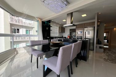 Apartamento &agrave; venda - 148m&sup2; - Meia Praia