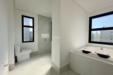 Apartamento &agrave; venda - 180m&sup2; - Meia Praia