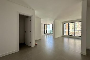 Apartamento &agrave; venda - 130m&sup2; - Meia Praia
