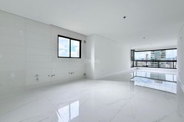 Apartamento &agrave; venda - 206m&sup2; - Meia Praia