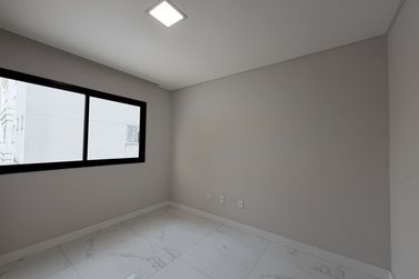 Apartamento &agrave; venda - 102m&sup2; - Meia Praia