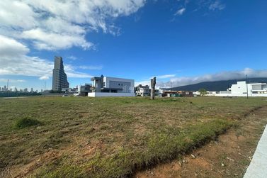 Terreno &agrave; venda - 3602m&sup2; - Jardim Dourado