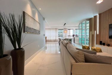 Apartamento &agrave; venda - 198m&sup2; - Meia Praia