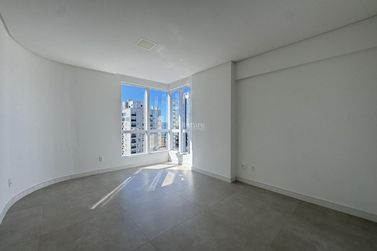 Apartamento &agrave; venda - 129m&sup2; - Meia Praia